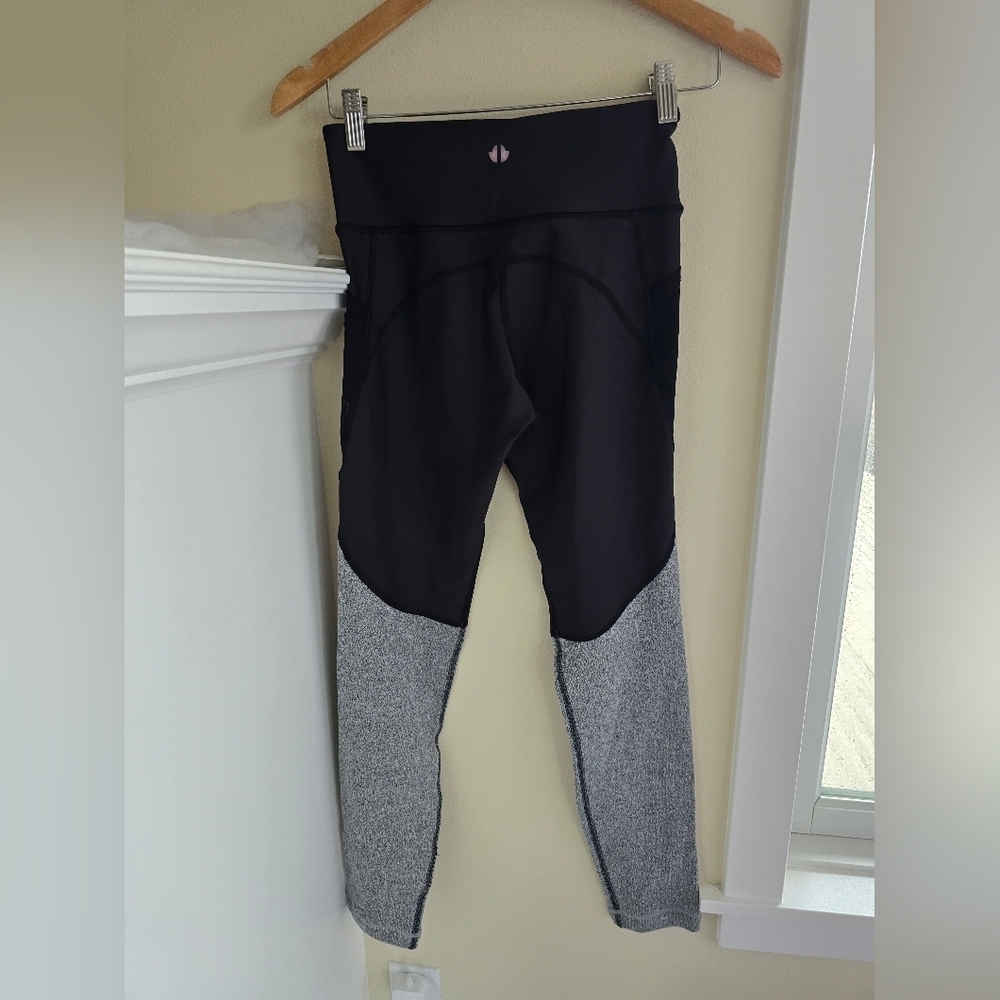 Thrive Societé, Women's Leggings, Black/Grey, Size Medium - Picture 2 of 6